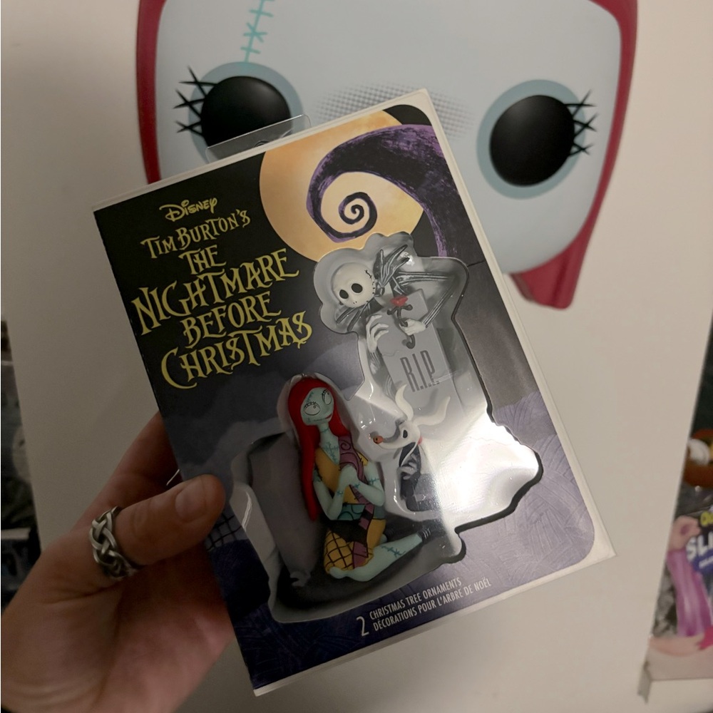 🎄✨ **For Sale: Rare Nightmare Before Christmas Collector's Edition Ornament**